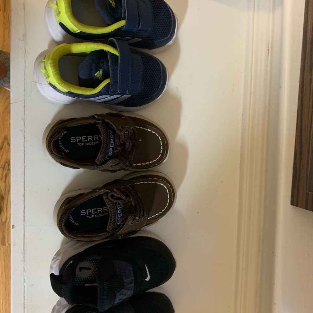 4 pair of toddler shoes size 5